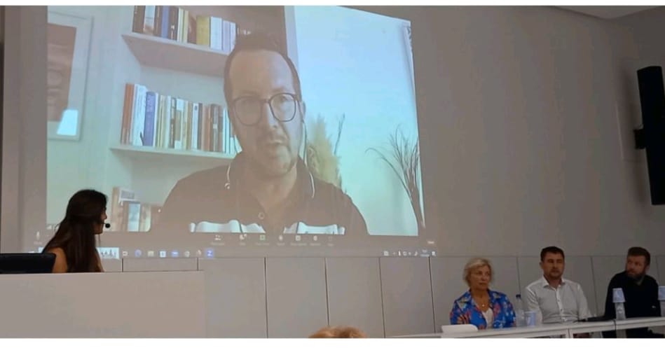 Claudio Fantinuoli talking online at AIIC conference